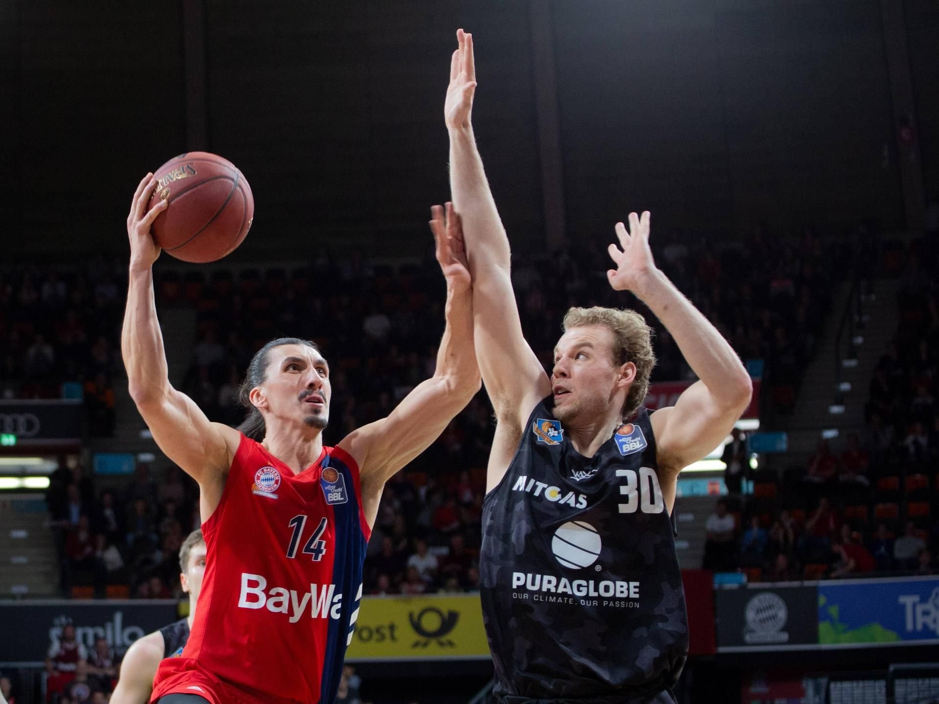 Bayerns Nihad Djedovic (links) im Duell mit Hans Brase vom Mitteldeutschen BC.