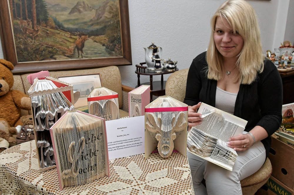Vivien Haberland zeigt in Irens Trödelstube eine Auswahl ihrer Buch-Kunstwerke.