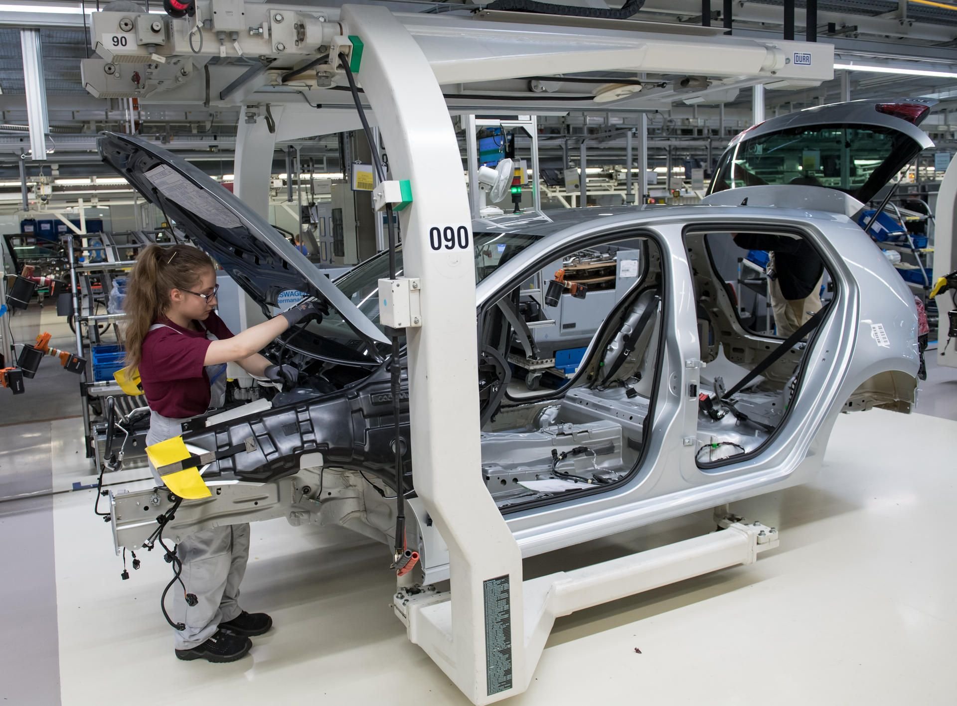 Mitarbeiter im VW-Werk in Zwickau: Die Konjunkturabkühlung geht vor allem vom produzierenden Gewerbe und dort vor allem vom Fahrzeugbau aus.