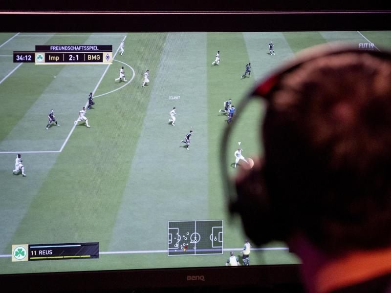 Der FIFA-E-Sport geht in Deutschland mit dem DFB-ePokal und der VBL Club Championship in eine neue Saison. Foto: Christoph Soeder/dpa