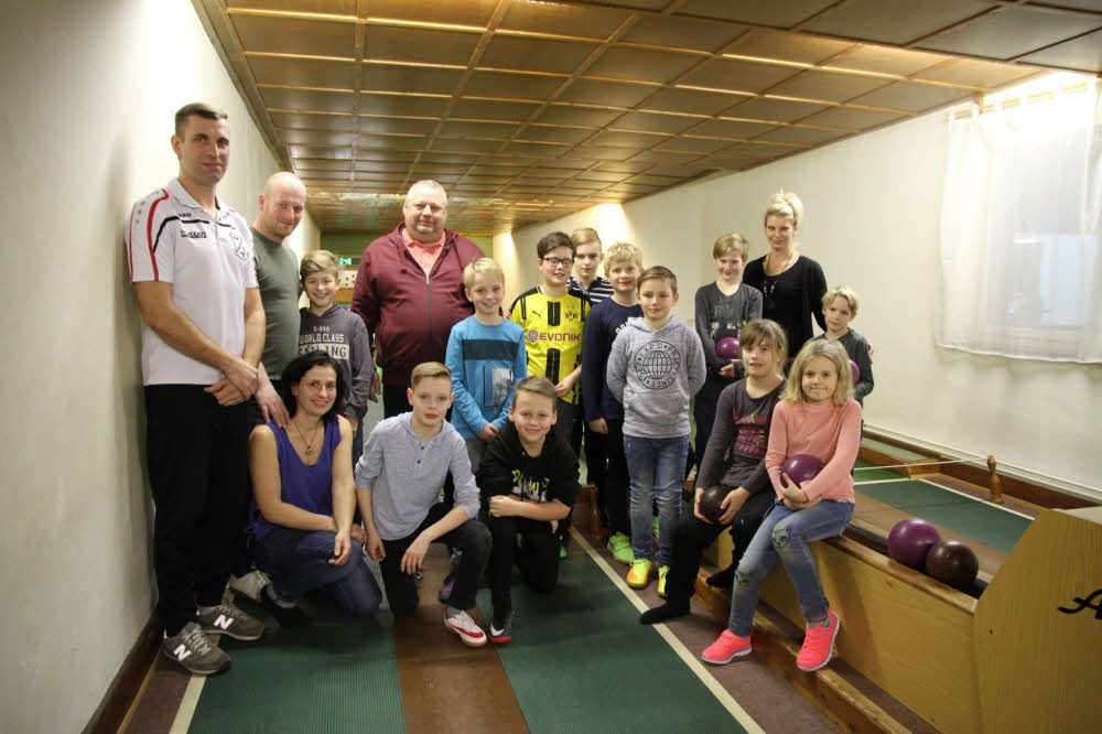 Daniel Kaiser (2.v.l., mit seinet Frau Susan) gehört zu den Sponsoren, die den ESV Herrengosserstedt unterstützen.