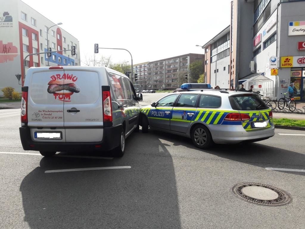 Beim Einfahren in die Kreuzung übersahen die Polizisten den Transporter. Es kam zum Zusammenstoß.