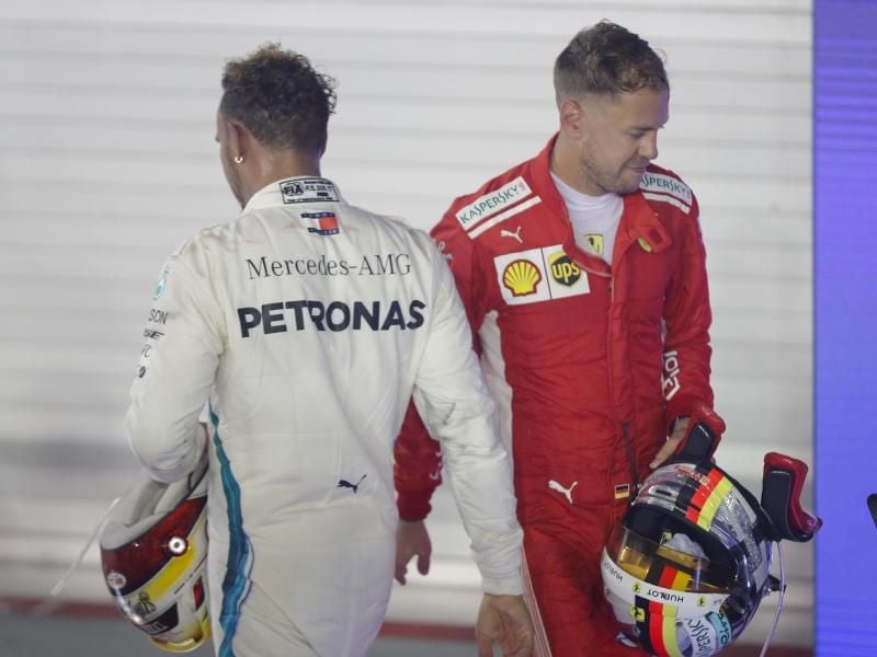 Der Vorsprung von Lewis Hamilton (l) auf Sebastian Vettel beträgt nun 40 Punkte. Foto: Vincent Thian/AP