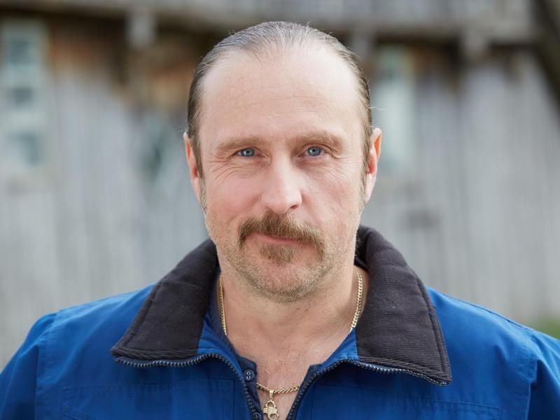 Der Schauspieler Bjarne Mädel steht als Heiko „Schotty” Schotte während eines Fototermins am Set von „Der Tatortreiniger”. Foto: Georg Wendt/Archiv
