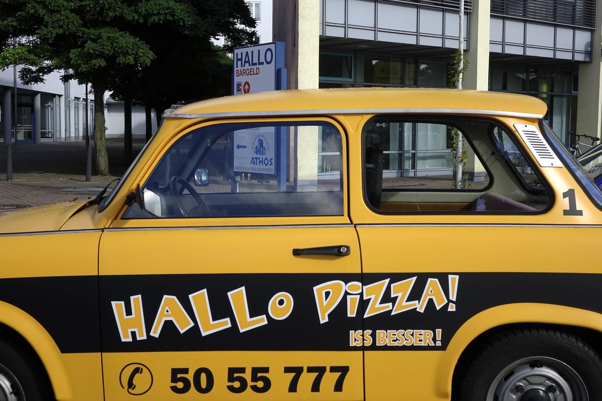 Ein Trabi mit der Aufschrift „Hallo Pizza“ in Wittenberg.