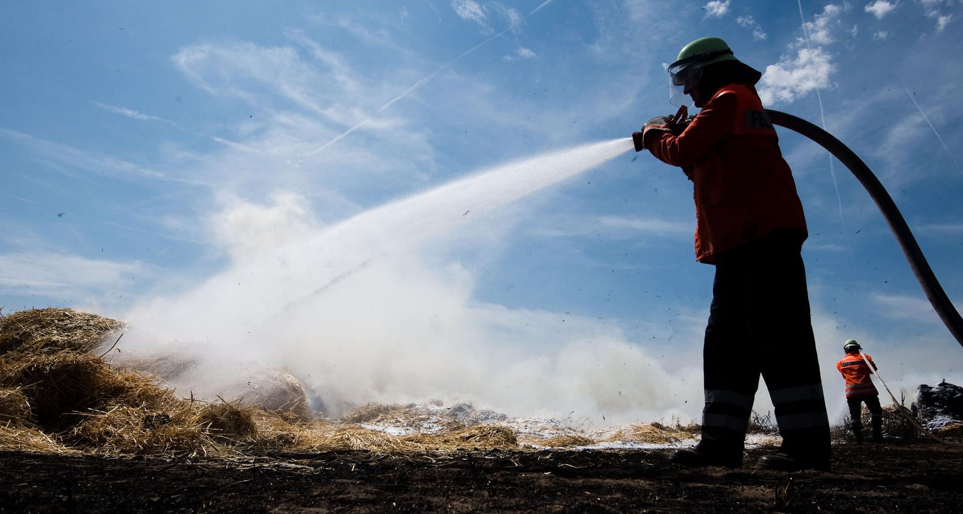 Ein Feuerwehrmann ist bei einem Feldbrand bei Allstedt schwer verletzt worden. (Symbolfoto)