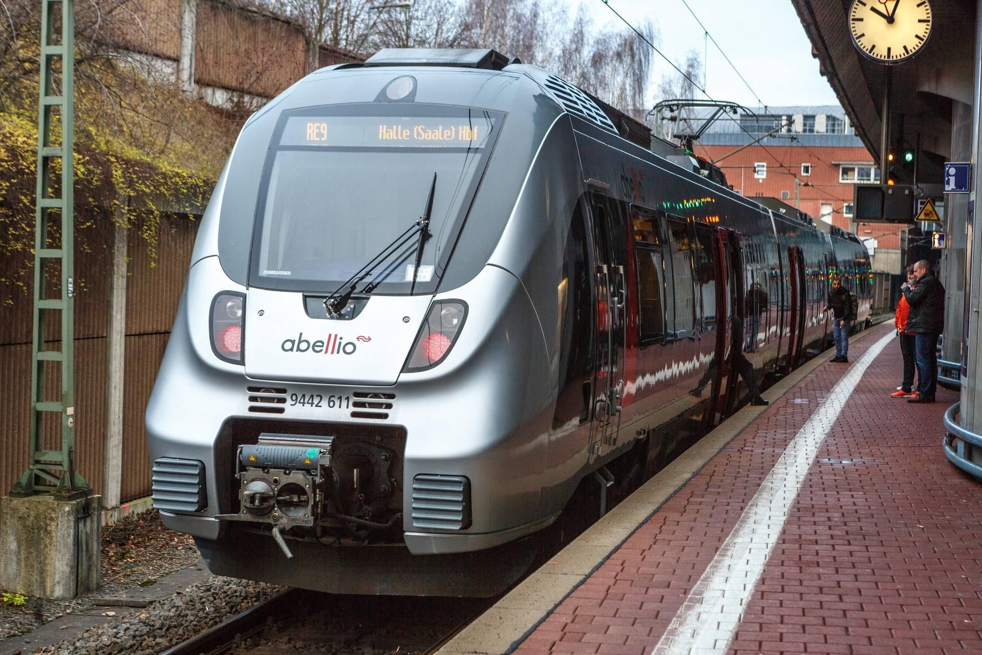 Zug der Abellio Rail Mitteldeutschland mit dem Fahrziel Halle (Saale) Hauptbahnhof
