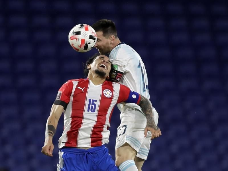 Argentiniens Lionel Messi (r) und Paraguays Gustavo Gomez kämpfen um den Ball. Foto: Juan Roncoroni/Pool EFE/AP/dpa
