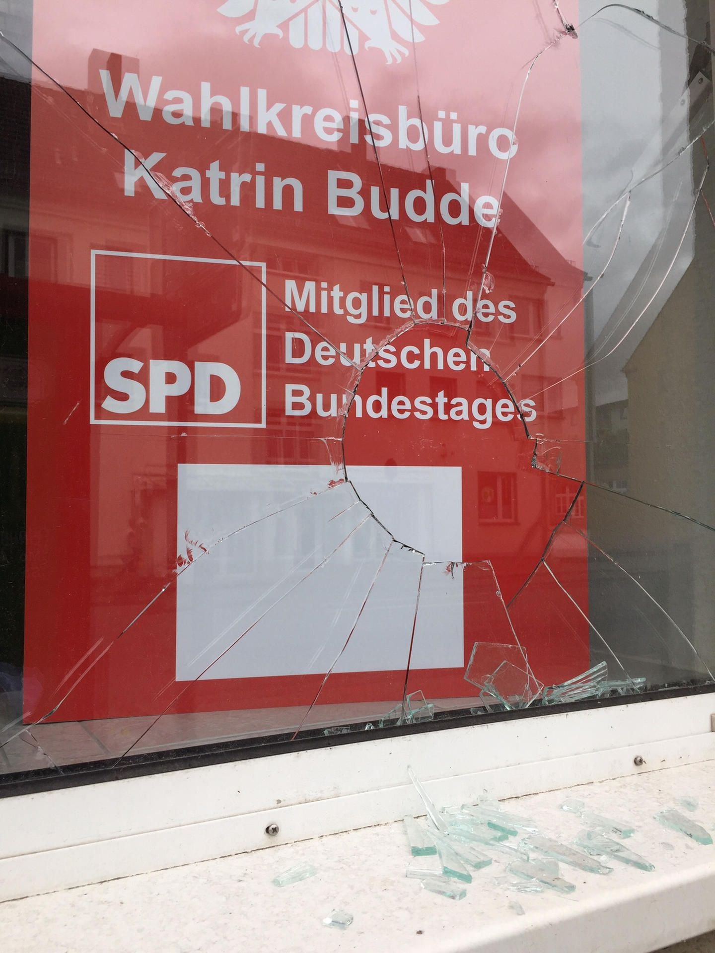 Bislang unbekannte Täter haben das Wahlkreisbüro der SPD-Bundestagsabgeordneten Katrin Budde in der Halleschen Straße in Eisleben beschädigt.