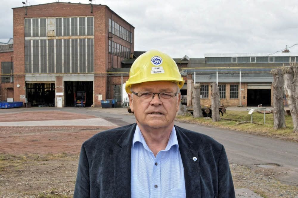 In Blaumann und Anzug - der 66-jährige Horst Danke hat 50 Jahre Werftgeschichte mitgeschrieben.