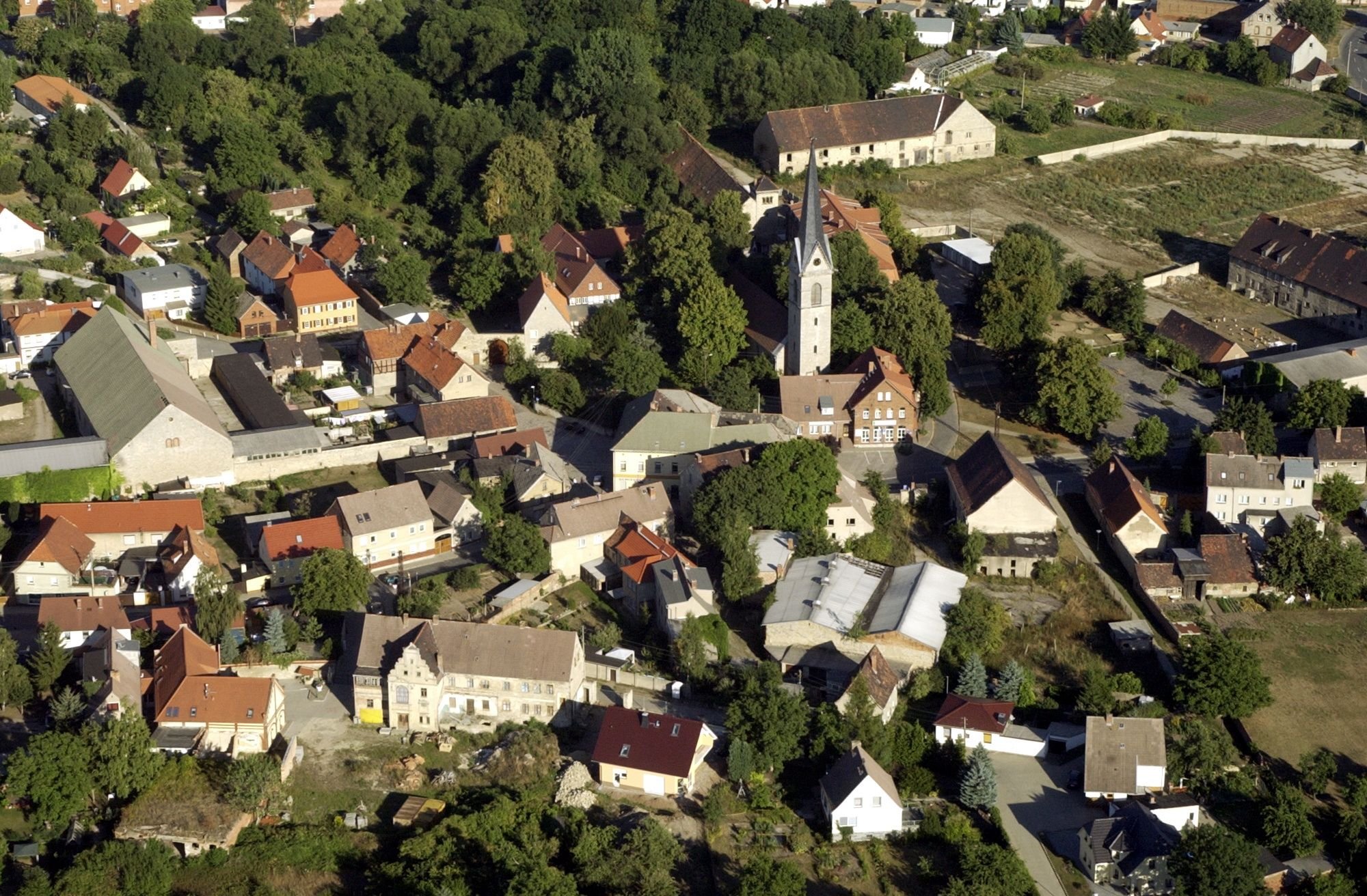 Blick auf das Zentrum von Gatersleben mit der evangelischen St. Stephanikirche.