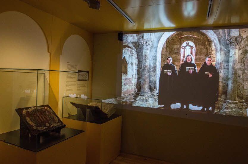 Film und Musik: Für die Schau hat das „montalbâne “-Ensemble drei Stücke eines Antiphonars aus dem Kloster Posa in der Krypta in Memleben eingesungen.
