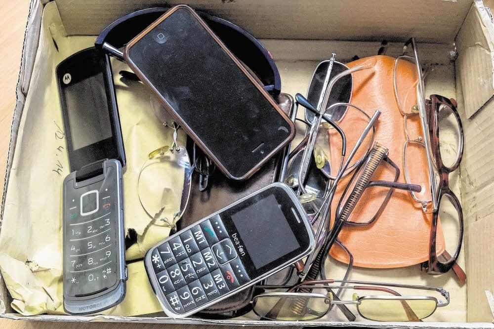 Handys und Brillen gehören zu den Gegenständen, die am häufigsten im Braunsbedraer Fundbüro abgegeben werden.