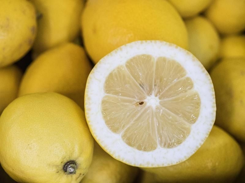 Nach Aussagen von Experten gibt es keinerlei Beleg dafür, dass Vitamin C das neuartige Coronavirus Sars-CoV-2 „höchst effektiv” abttötet. Foto: Robert Günther/dpa-tmn/dpa
