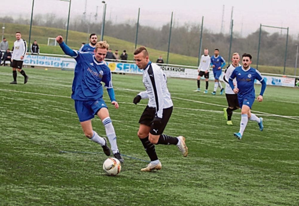 Die Verbandsliga-Kicker vom VfB (blau) können wieder im Friesenstadion trainieren.
