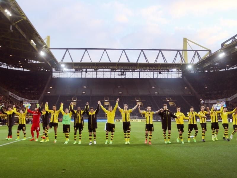 Die Mannschaft von Dortmund bejubelt das 3:0 gegen Wolfsburg nach Spielende. Foto: Ina Fassbender