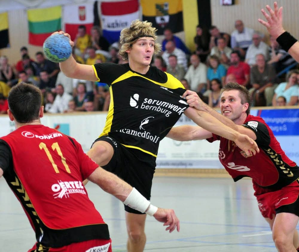 Steffen Cieszynski (am Ball) 2011 in seinem Heimdebüt für den SV Anhalt Bernburg. 30:27 gewann der SVA damals gegen Pirna.