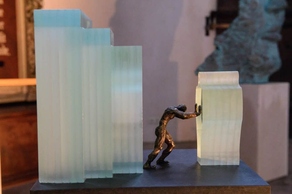 Dieses Werk von Roland Lindner aus Metall und Glas trägt den Titel „Nicht die Lösung ist unser Problem“.