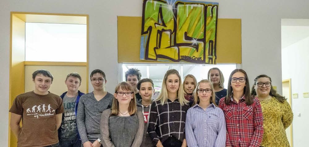 Die ersten und die aktuellen Mitglieder der Schülerfirma zum Festakt anlässlich des zehnjährigen Bestehens.
