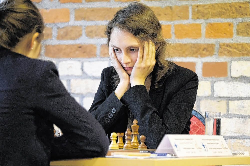 Konzentration pur: Großmeisterin Josefine Heinemann beim Schachgipfel in Magdeburg. Ihr gegenüber sitzt Angstgegnerin Melanie Lubbe aus Leipzig.