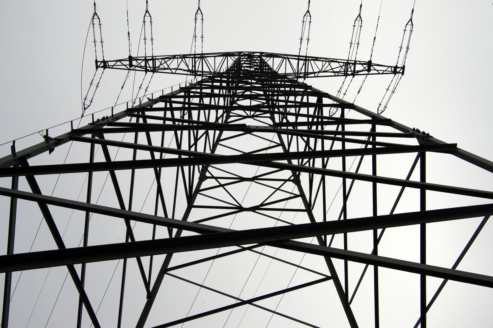 Der Strommast einer Hochspannungsleitung. An der A7 bei Quickborn ist es zu einem tödlichen Arbeistunfall gekommen. (Symbolbild)