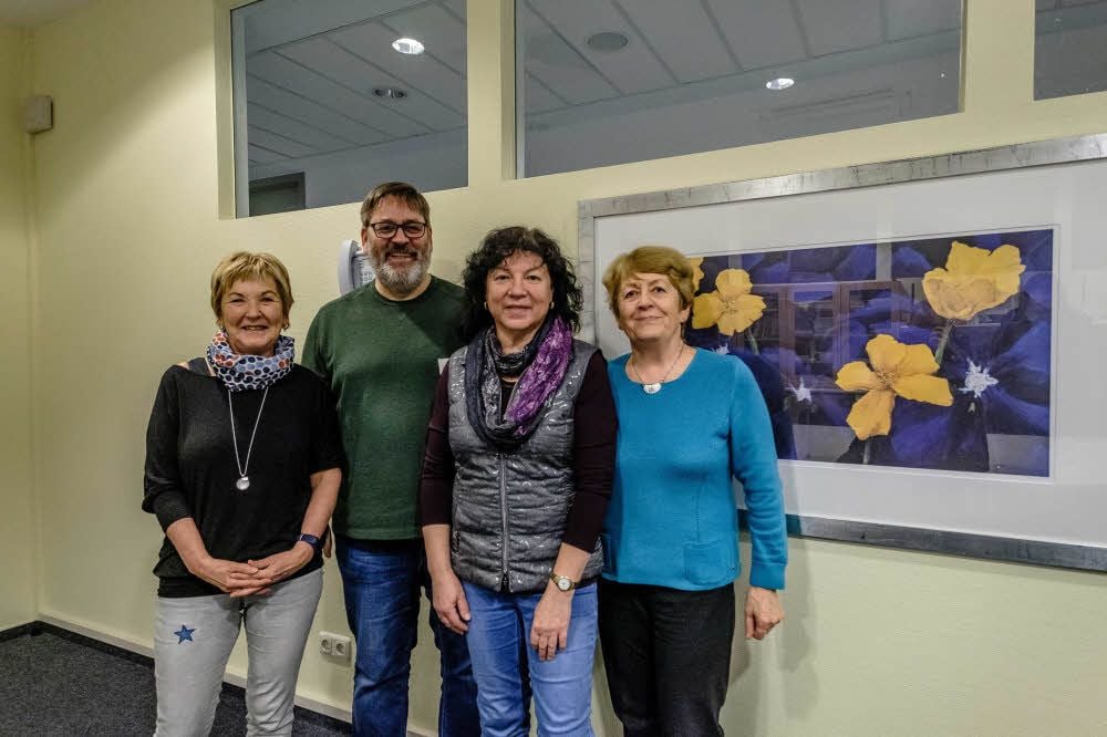 Klinikseelsorger Helmut Markowsky mit den „Grünen Damen“, die Patienten des Herzzentrums in Coswig besuchen.