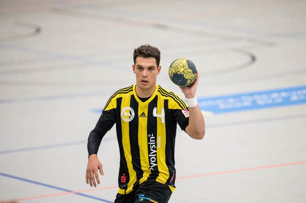 Der linke Arm von Gabor Pulay mit dem Ball in der Hand ist deutlich muskulöser, als der rechte. Das liegt an einem Geburtsfehler.