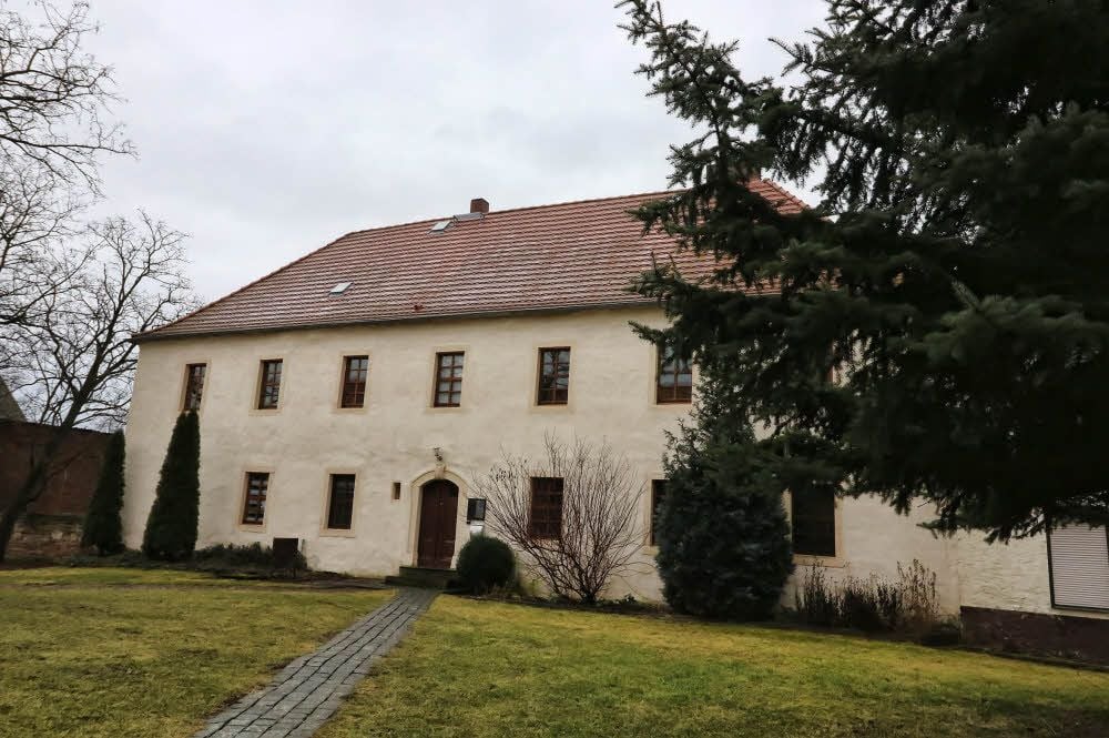 Ein Schmuckstück ist das Pfarrhaus in Wolferstedt.