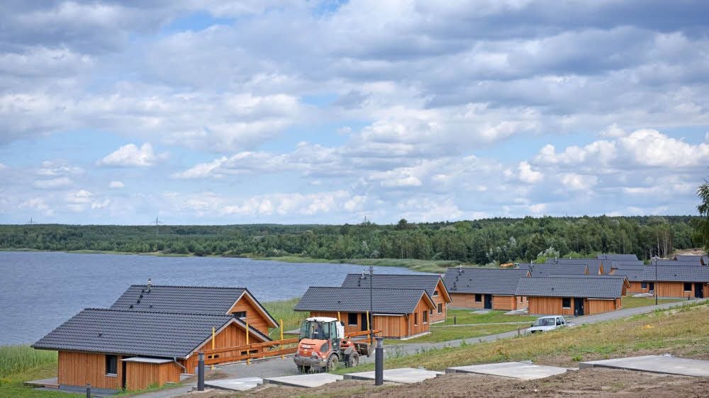 Von den Hütten über das Hotel, die Zimmer bis zur Sauna und den Terrassen: Holzoptik bestimmt das See- und Waldresort Gröbern.