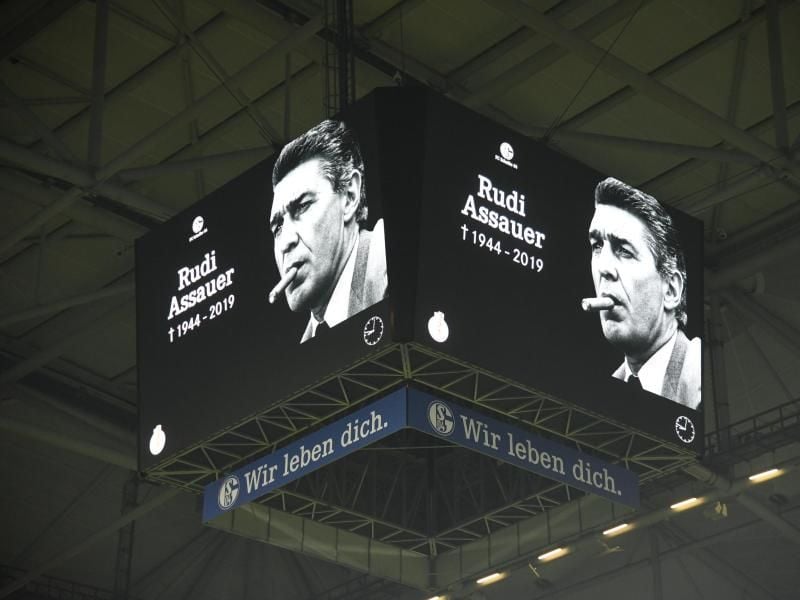 Ein Foto von Schalkes ehemaligen Manager Rudi Assauer ist auf dem Videowürfel in der Veltins Arena zu sehen. Foto: Ina Fassbender