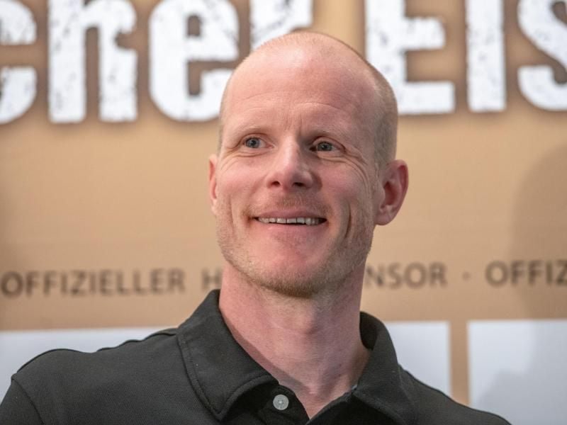 Eishockey-Bundestrainer Toni Söderholm brachte eine Glocke mit in die Kabine. Foto: Armin Weigel