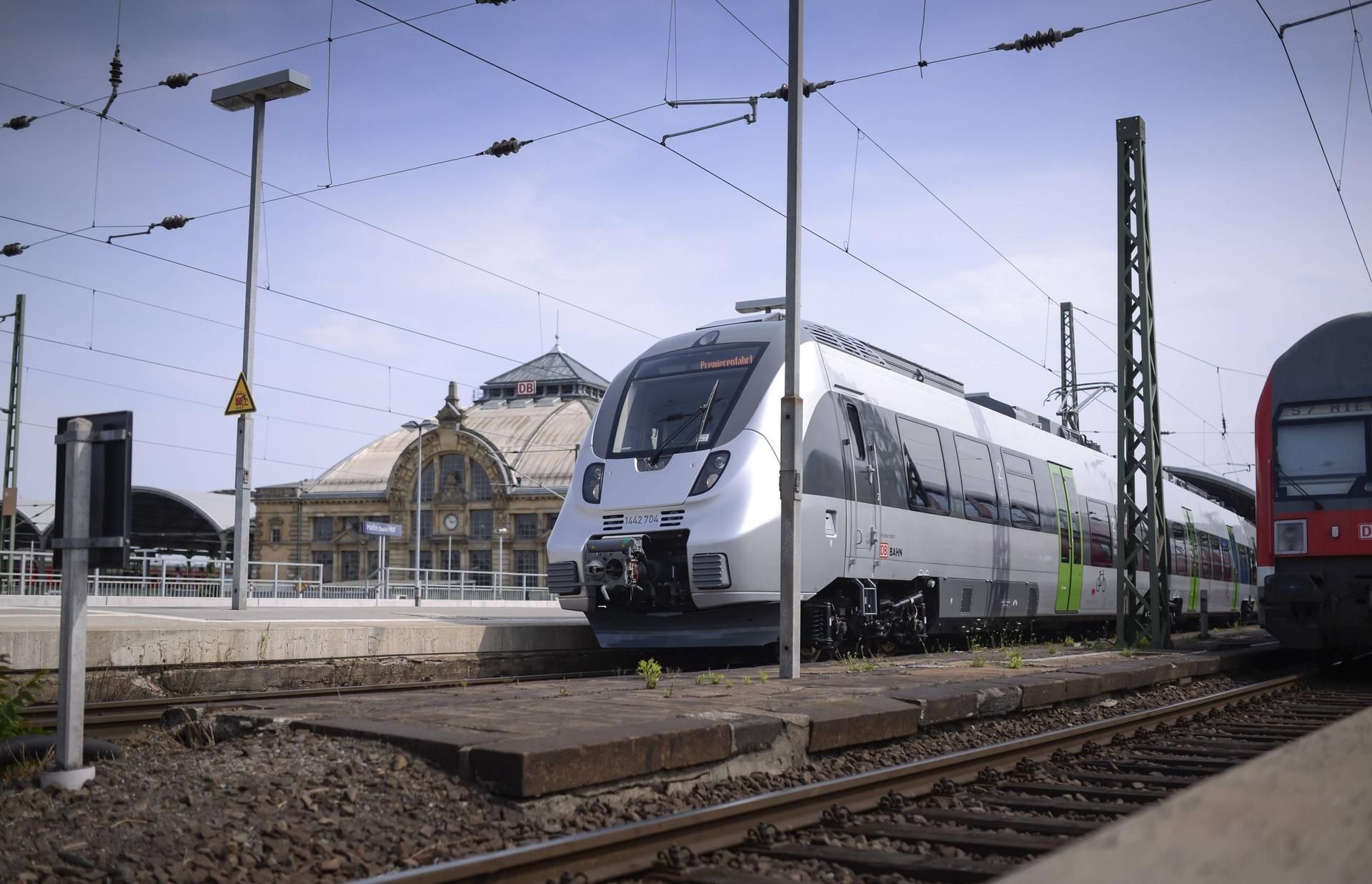 Eine S-Bahn am Hauptbahnhof von Halle