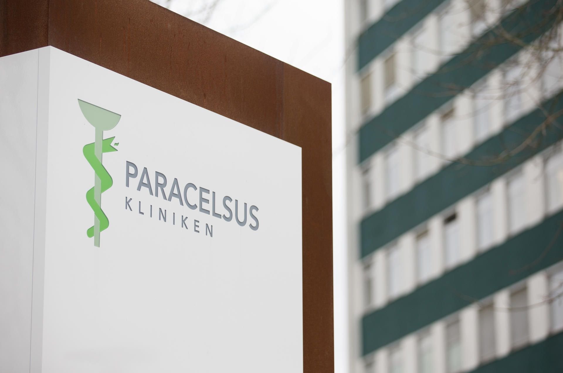 Blick auf ein Schild der Paracelsus Kliniken. Die Paracelsus-Kliniken sind zahlungsunfähig. Am 21. Dezember 2017 wurde beim Amtsgericht Osnabrück ein Antrag auf Eröffnung des Insolvenzverfahrens in Eigenverwaltung gestellt.