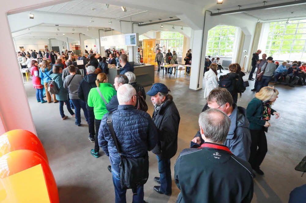 Im Besucherzentrum bilden sich lange Schlangen.