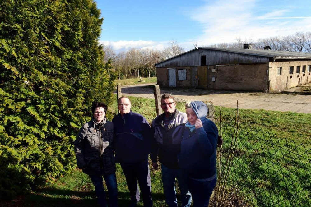 Ina und Gerd Löchner und Günter und Heike Galster (v.li.) vor einem der Sauen- und Ferkelställe in Roda