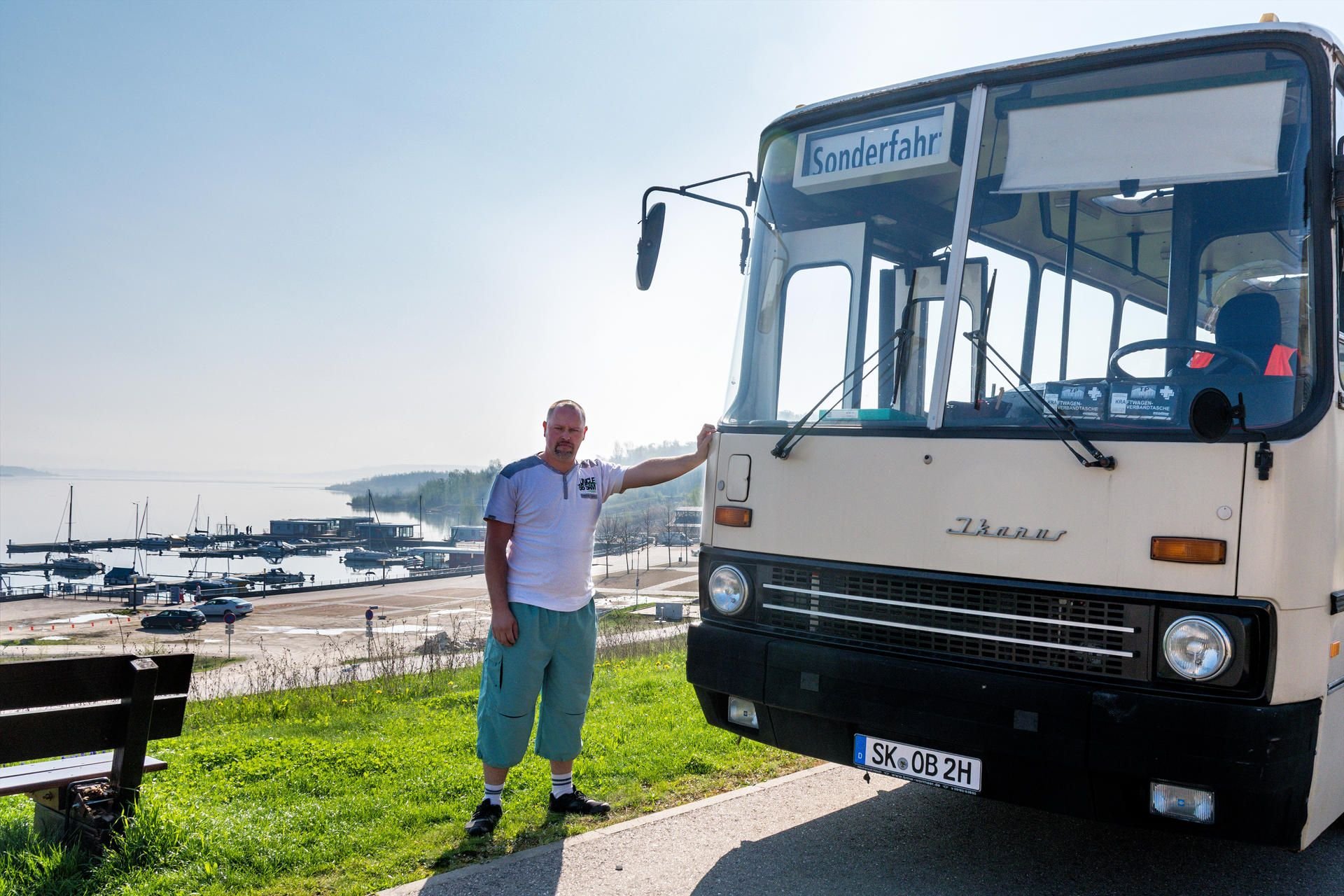 Steve Stockhaus bietet mit seinen Oldtimerbussen den Weinberg-Shuttleverkehr an.
