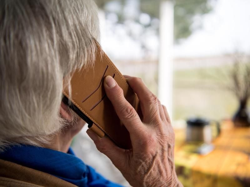 Eine Seniorin telefoniert mit ihrem Smartphone. Foto: Sebastian Gollnow/Archiv
