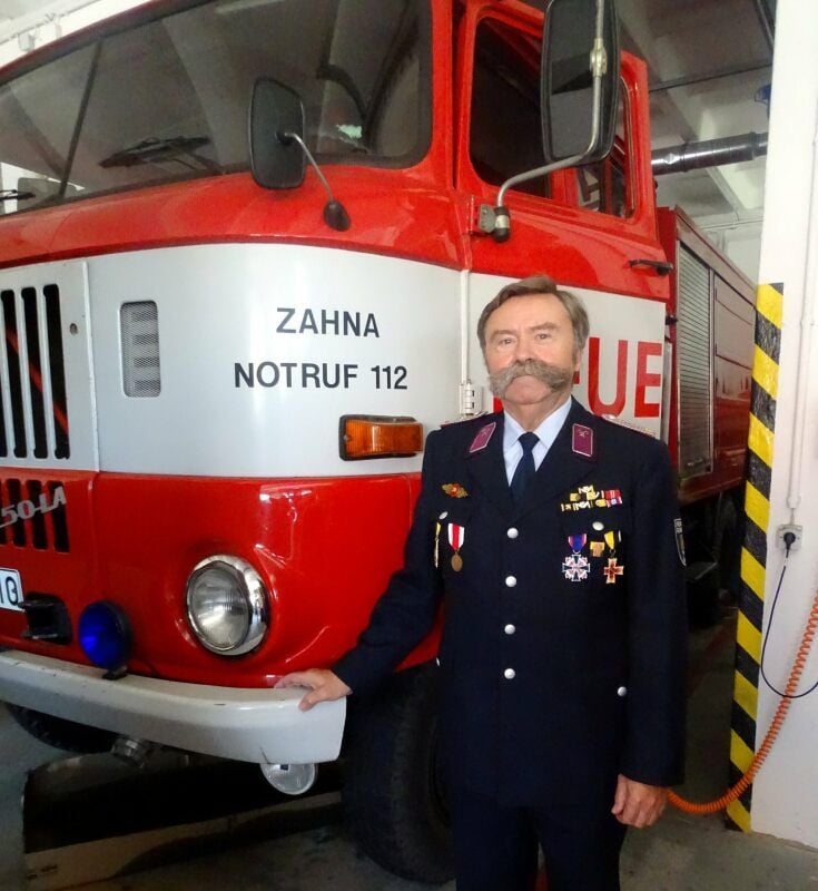 Zwei Urgesteine der Zahnaer Feuerwehr: Harry Wolf und der W 50. Nur das Auto wird bald ausgemustert.