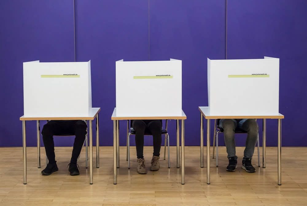 Vor dem 26. Mai gibt es im Rahmen eines bundesweiten Schulprojekts Juniorwahlen zur Europawahl. Aus dem südlichen Saalekreis hat sich dafür lediglich das Merseburger Domgymnasium angemeldet. Das Endergebnis wird am 26. Mai unter www.juniorwahl.de bekanntgegeben.