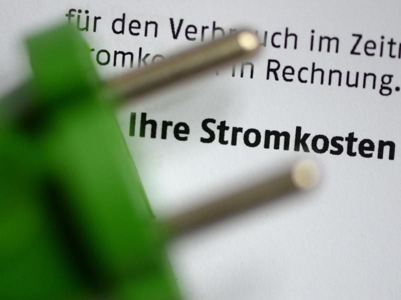 Während der Corona-Krise verbringen die Menschen mehr Zeit zuhause. Das könnte auch den privaten Stromverbrauch in die Höhe treiben. Foto: Jens Kalaene/dpa-Zentralbild/dpa