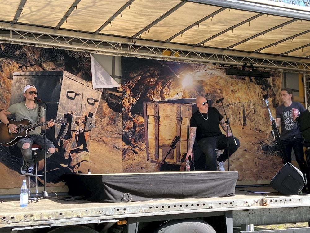 Von einem Truck aus spielte Goitzsche Front für die Kinder im Zeitzer Kinder- und Jugendwohnheim „Haus Herz“.