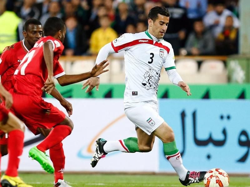 Ehsan Hajsafi (r) ist einer der beiden Nationalspieler Irans die aus der Nationalelf geworfen wurden, weil sie gegen Israelis spielten. Foto: Abedin Taherkenareh
