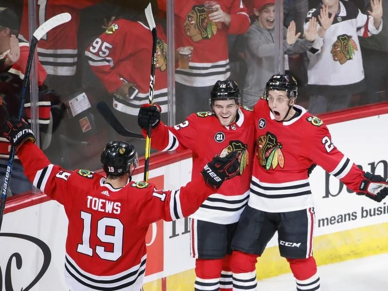 Dominik Kahun (r) von den Chicago Blackhawks bereitete den Treffer von Jonathan Toews (l) vor. Foto: Kamil Krzaczynski/AP