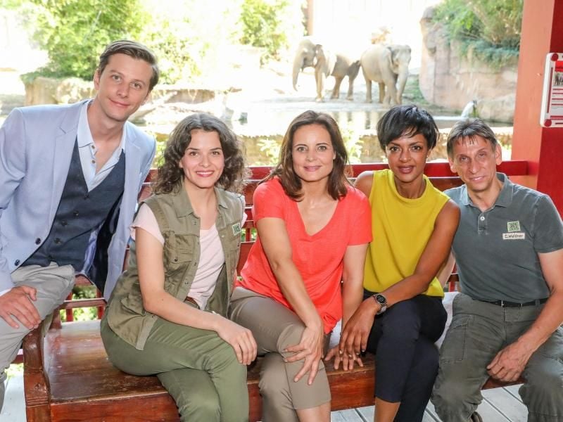 Jonathan Beck (l-r), Maxine Kazis, Elisabeth Lanz, Dennenesch Zoude und Thorsten Wolf bei den Dreharbeiten. Foto: Jan Woitas