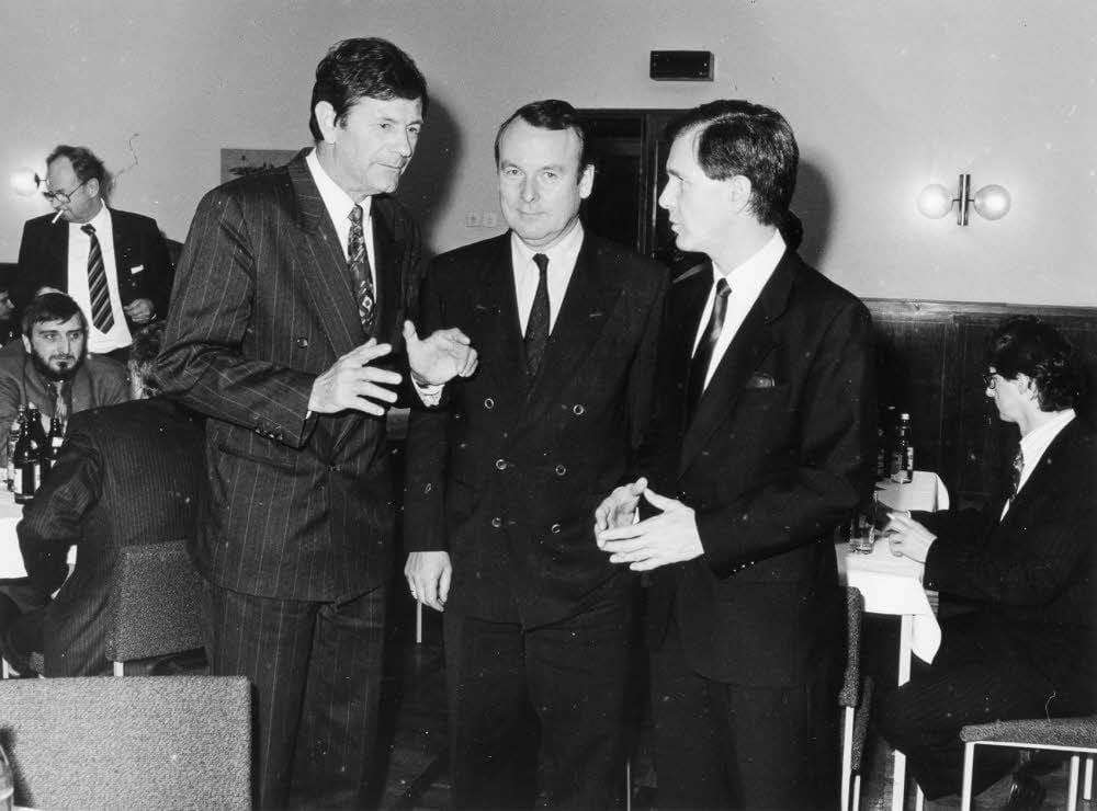 Empfang zum einjährigen Bestehen der Bezirksregierung am 15. Januar 1992: Oberbürgermeister Jürgen Neubert, Innenminister Hartmut Perschau, Regierungspräsident Gert Hoffmann (v. li.)