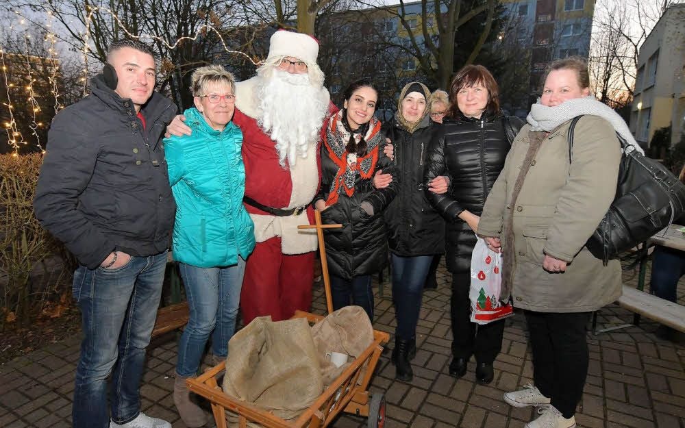 Zum Weihnachtsmarkt im „Spielhaus“, der mit Hilfe deutscher und syrischer Eltern gestaltet wurde, fand der Kurs zur Teilhabe von Flüchtlingsfrauen seinen Abschluss. Künftig soll Wafaa Kahllouf (3.v.r.) in der Kita Ansprechpartnerin für Kinder und Familien mit ausländischen Wurzeln sein.