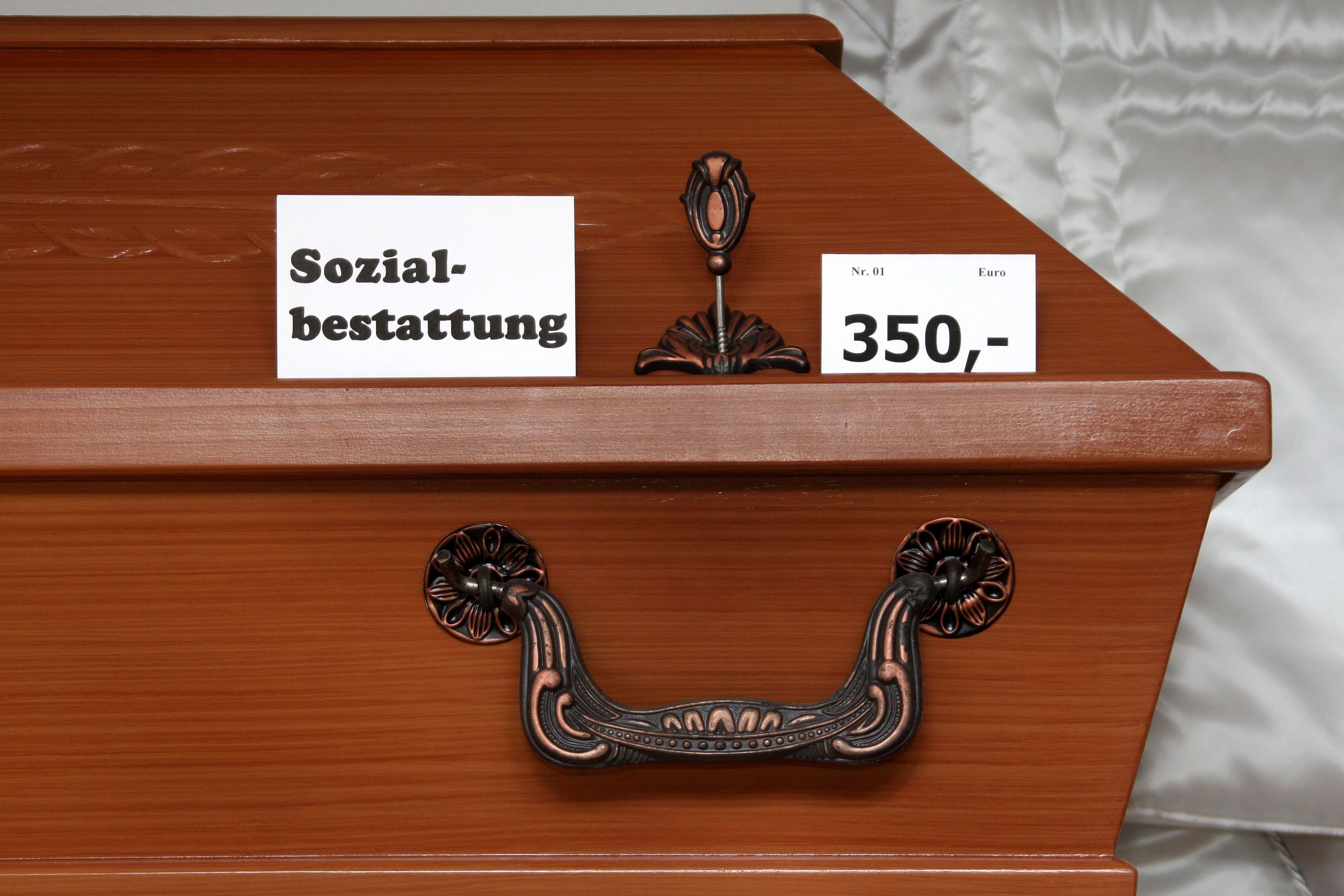 Ein preiswerter Sarg für 350 Euro aus Nadelholz, gedacht für Sozialbestattungen mit finanzieller Unterstützung der Kommunen.