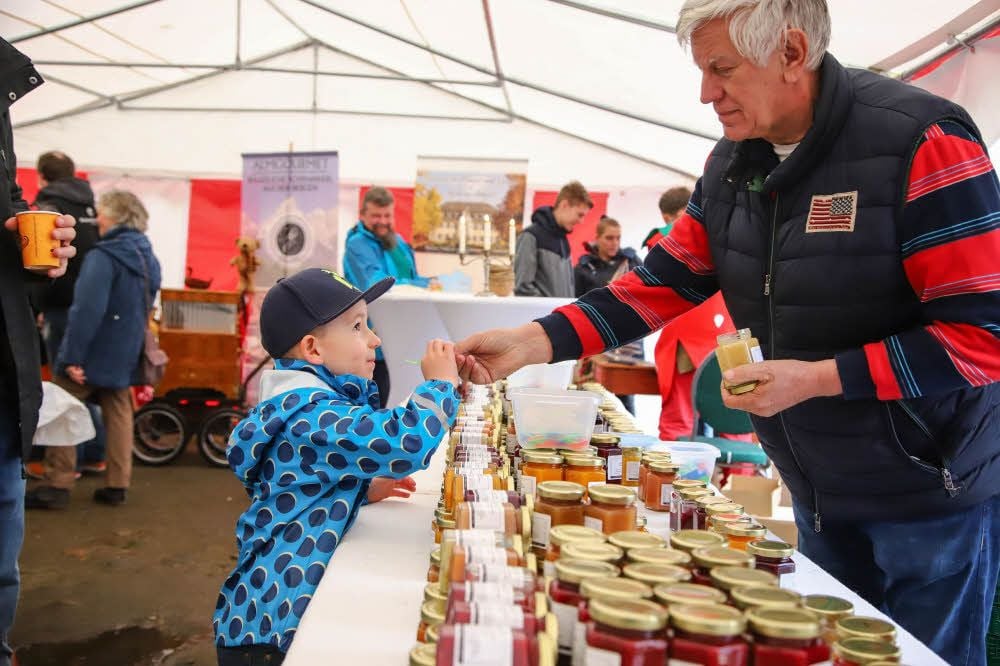 Leckere Vielfalt: Das Angebot zum Probieren nimmt der vierjährige Lennart aus Halle dankend an.