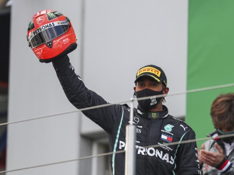 Lewis Hamilton hat einen Helm Michael Schumachers von dessen Sohn Mick erhalten. Foto: Matthias Schrader/Pool/AP/dpa