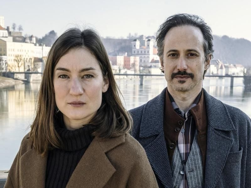 Die ehemalige Polizistin Frederike Bader (Marie Leuenberger) und der Privatdetektiv Ferdinand Zankl (Michael Ostrowski) sind in Passau unterwegs. Foto: BR/ARD Degeto/Hager Moss Film GmbH/Hendrik Heiden/dpa